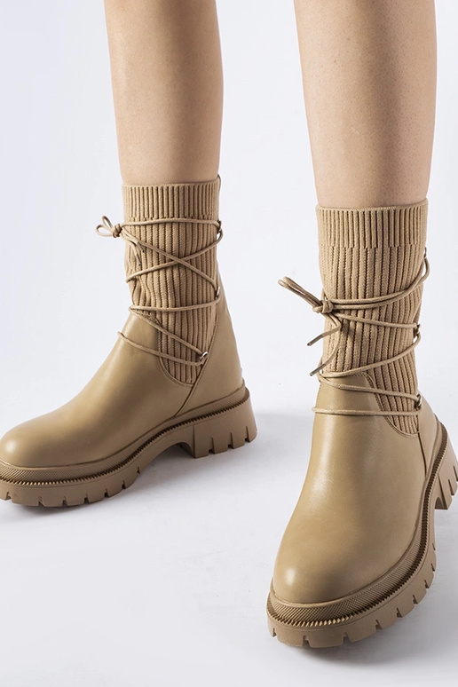 Beżowe skarpetowe botki z wiązaniem...
