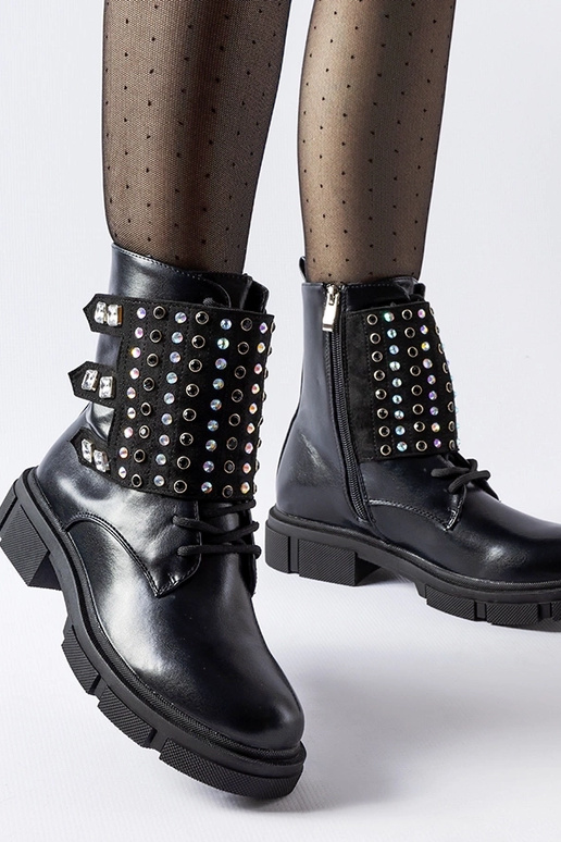 Beige insulated boots with chain... Beige insulated boots with chain...