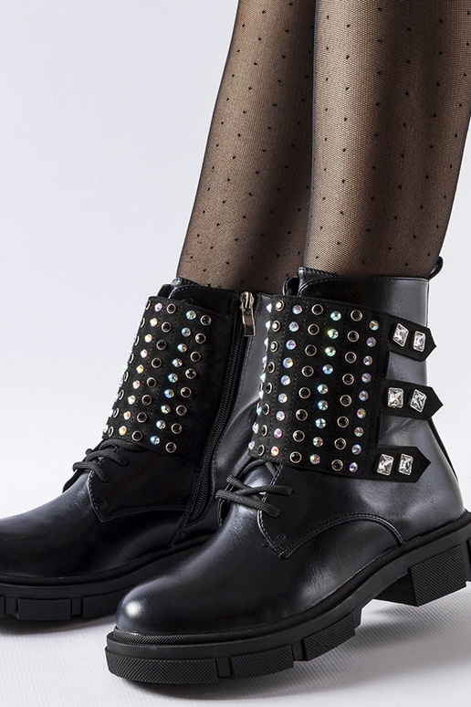 Beige insulated boots with chain... Beige insulated boots with chain...