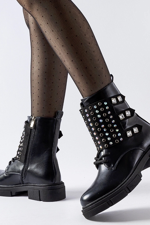 Beige insulated boots with chain... Beige insulated boots with chain...