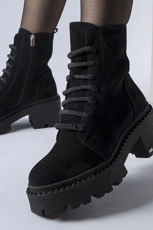 Czarne ocieplane trapery na słupku...