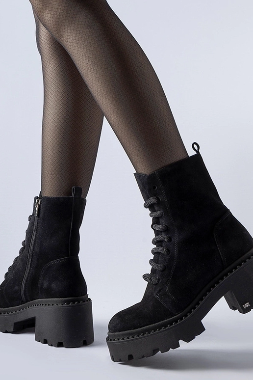 Czarne ocieplane trapery na słupku...