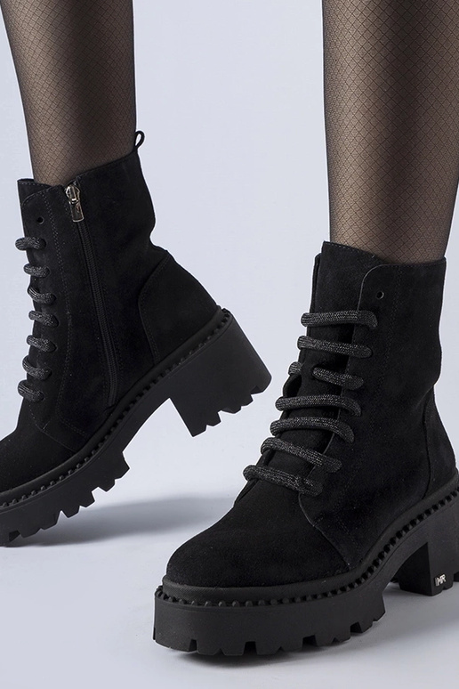 Czarne ocieplane trapery na słupku...