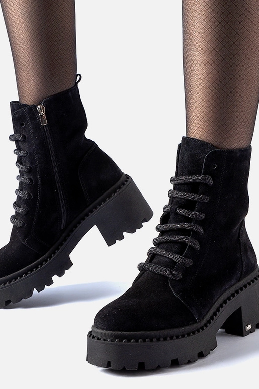 Czarne ocieplane trapery na słupku...