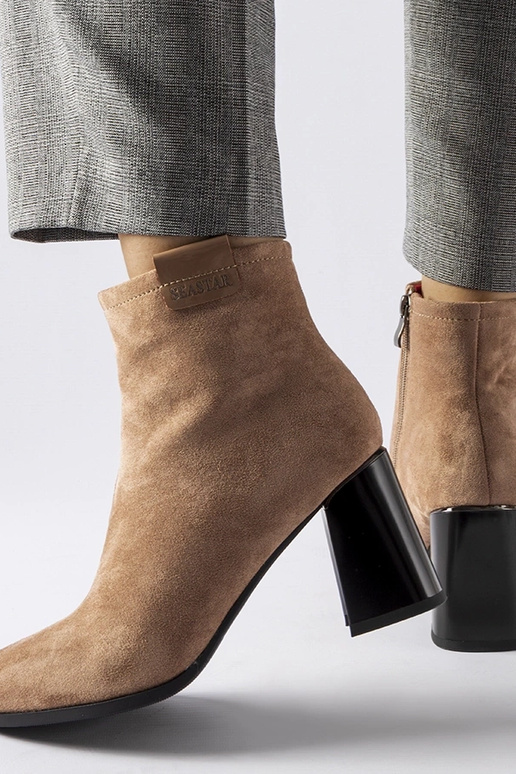 Beżowe eleganckie botki na słupku...