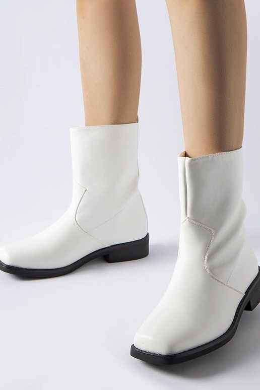 Beige insulated boots with chain... Beige insulated boots with chain...