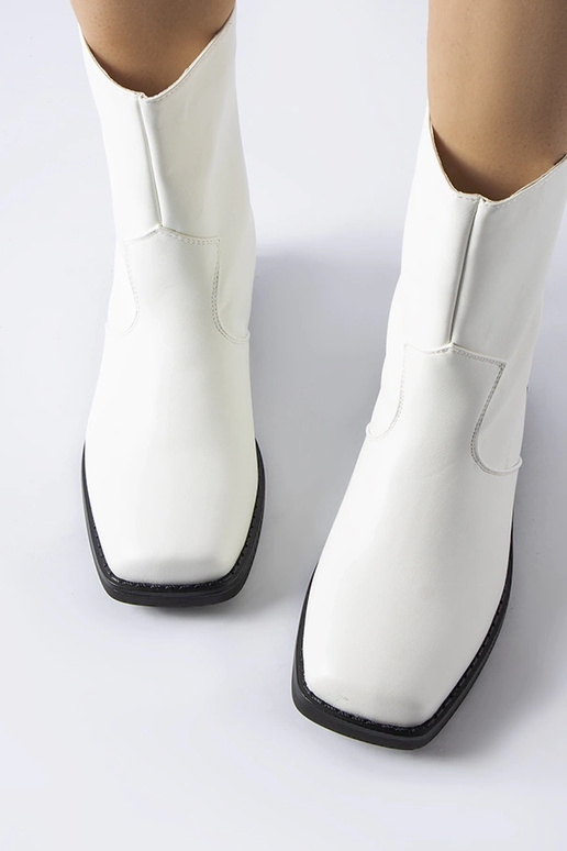 Beige insulated boots with chain... Beige insulated boots with chain...