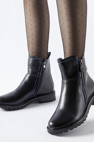 Czarne botki z ozdobną...