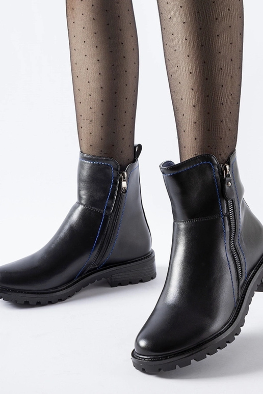 Czarne botki z ozdobną niebieską... Czarne botki z ozdobną niebieską...