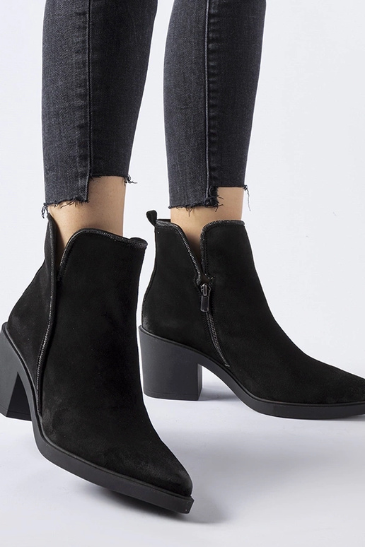 Czarne zamszowe botki na słupku Karino