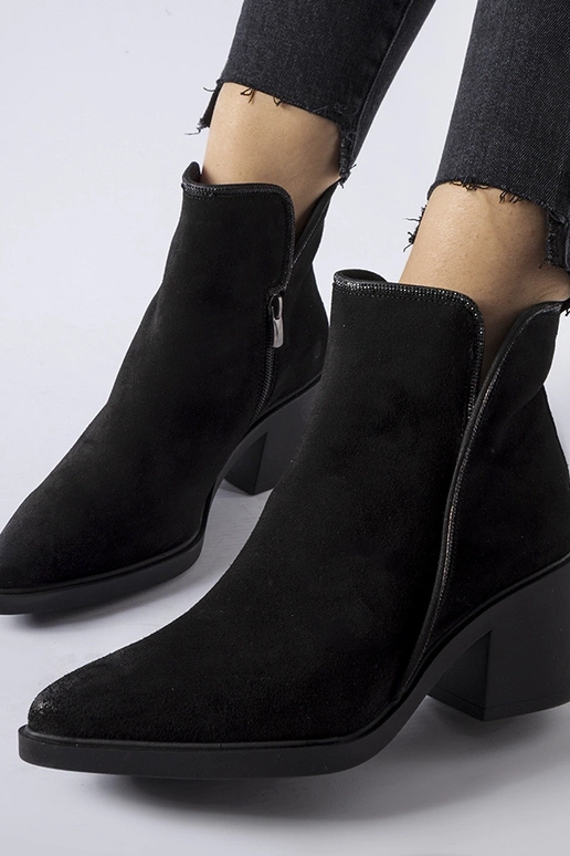 Czarne zamszowe botki na słupku Karino