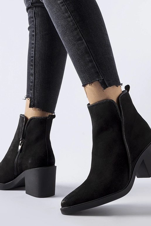 Czarne zamszowe botki na słupku Karino