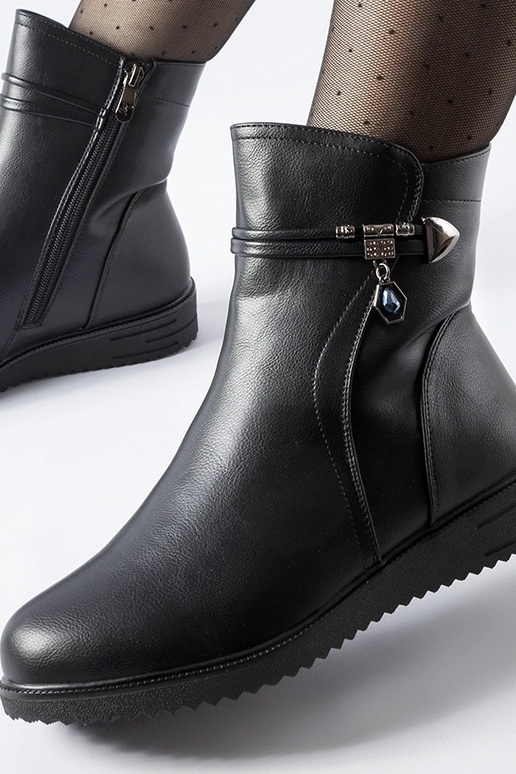 Czarne ocieplane botki z ozdobną... Czarne ocieplane botki z ozdobną...