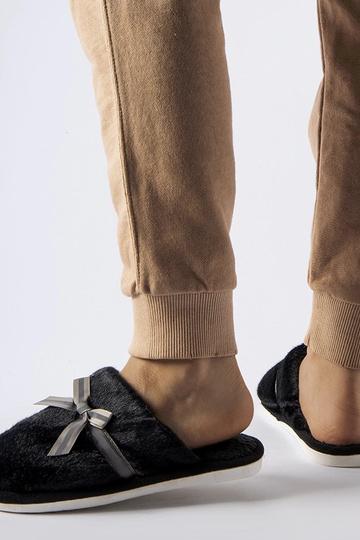 Black slippers with fur... 2
