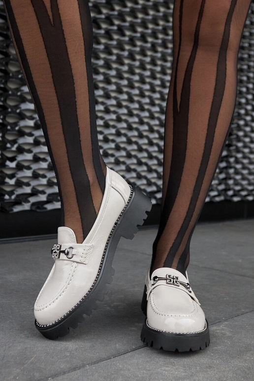 Szare lakierowane mokasyny z... Szare lakierowane mokasyny z...