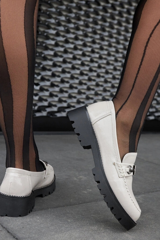 Szare lakierowane mokasyny z... Szare lakierowane mokasyny z...