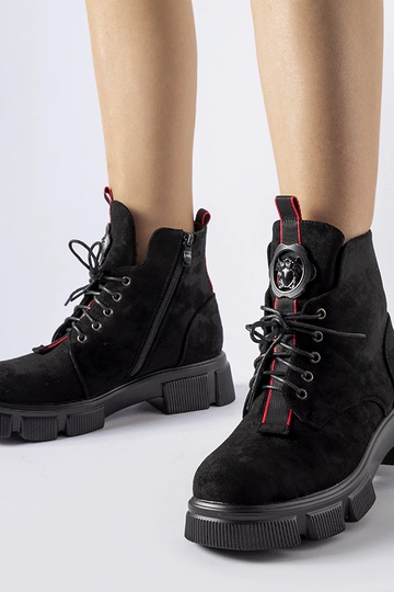 Czarne botki zdobione...