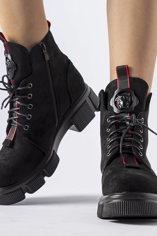 Czarne botki zdobione czerwoną... Czarne botki zdobione czerwoną...