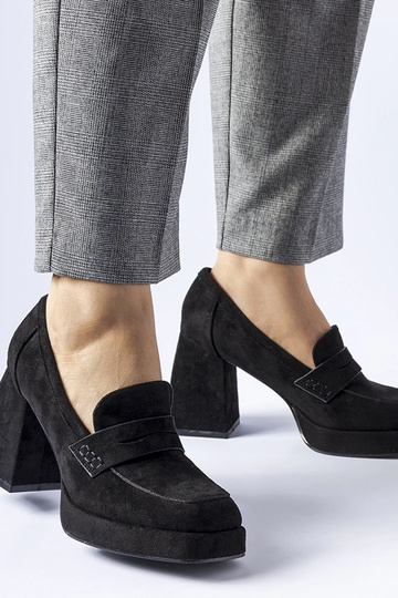 Czarne czółenka na wysokim...