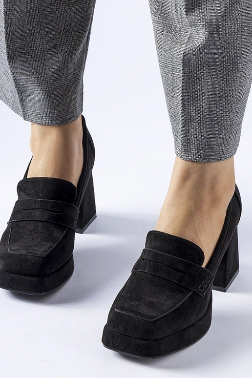 Czarne czółenka na wysokim słupku...