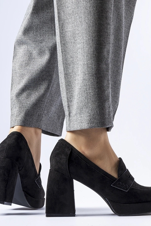 Czarne czółenka na wysokim słupku...