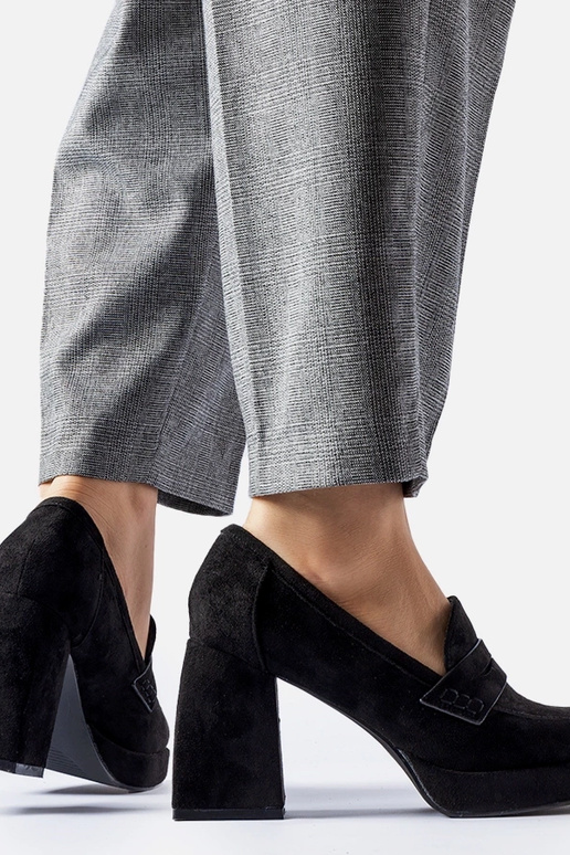 Czarne czółenka na wysokim słupku...