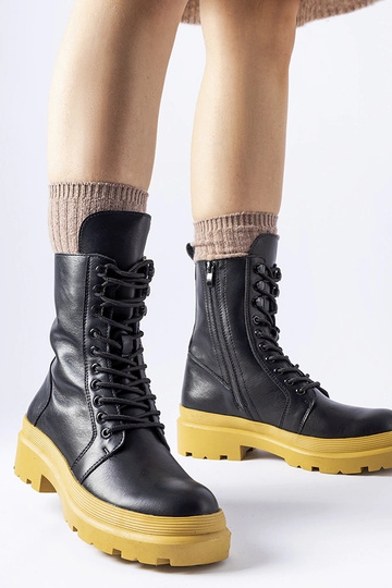 Czarne trapery na żółtej...