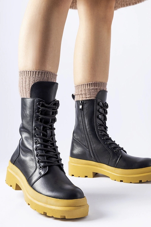 Czarne trapery na żółtej podeszwie... Czarne trapery na żółtej podeszwie...