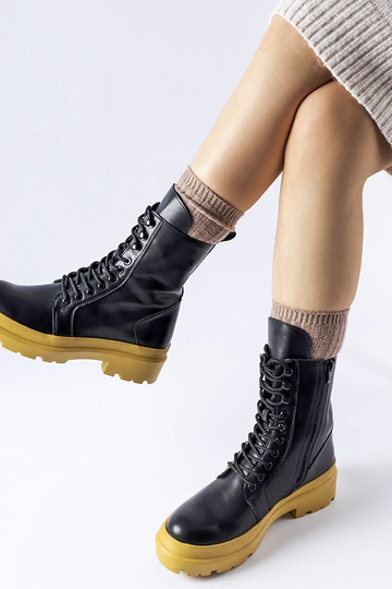 Czarne trapery na żółtej... 2