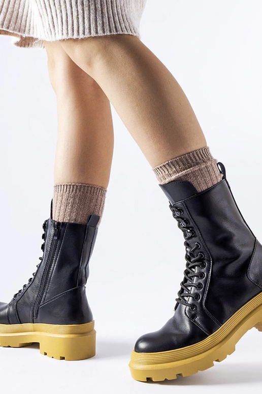 Czarne trapery na żółtej podeszwie... Czarne trapery na żółtej podeszwie...