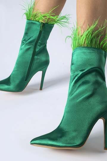 Zielone botki ozdobione...