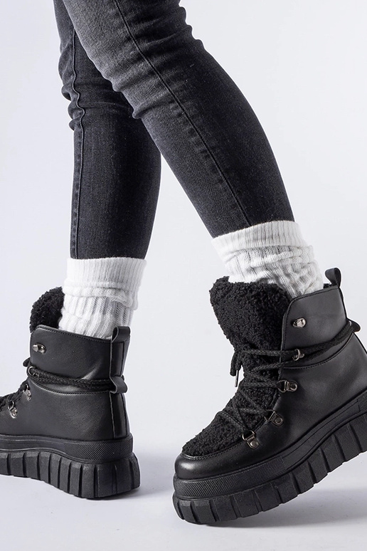 Czarne botki na masywnej platformie... Czarne botki na masywnej platformie...