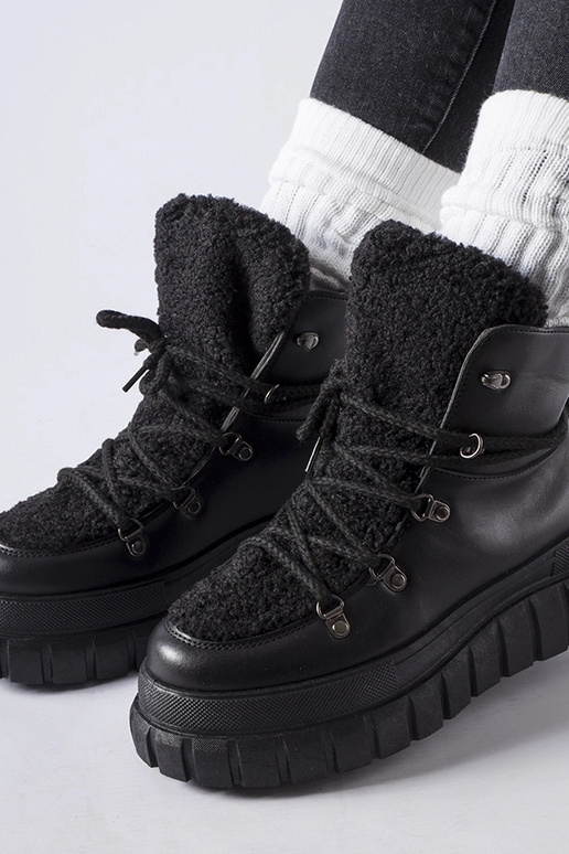 Czarne botki na masywnej platformie... Czarne botki na masywnej platformie...