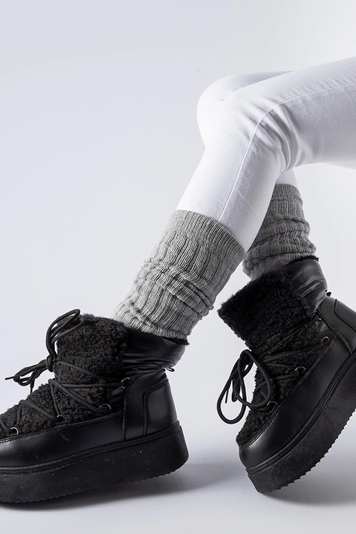 Czarne śniegowce na masywnej...