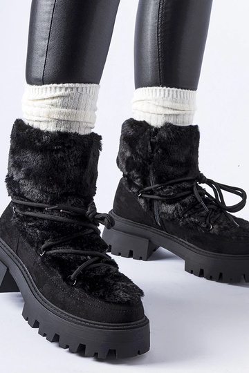 Czarne botki z ozdobnym...