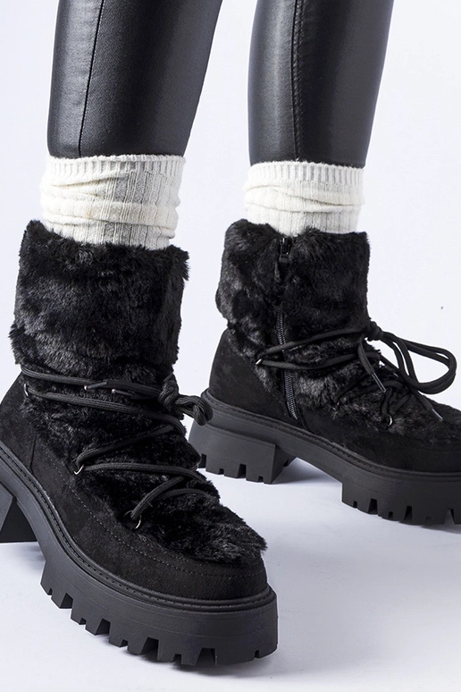 Czarne botki z ozdobnym futerkiem... Czarne botki z ozdobnym futerkiem...