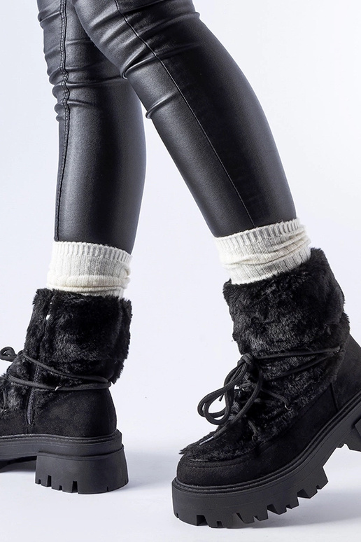 Czarne botki z ozdobnym futerkiem... Czarne botki z ozdobnym futerkiem...