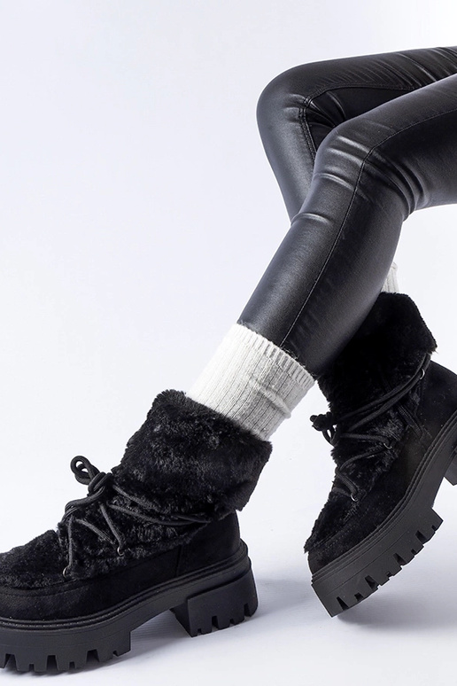 Czarne botki z ozdobnym futerkiem... Czarne botki z ozdobnym futerkiem...