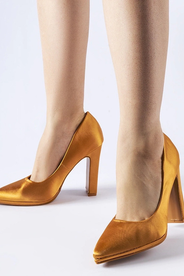 Beige high heels Thrower