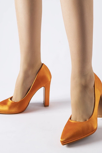 Beige high heels Thrower