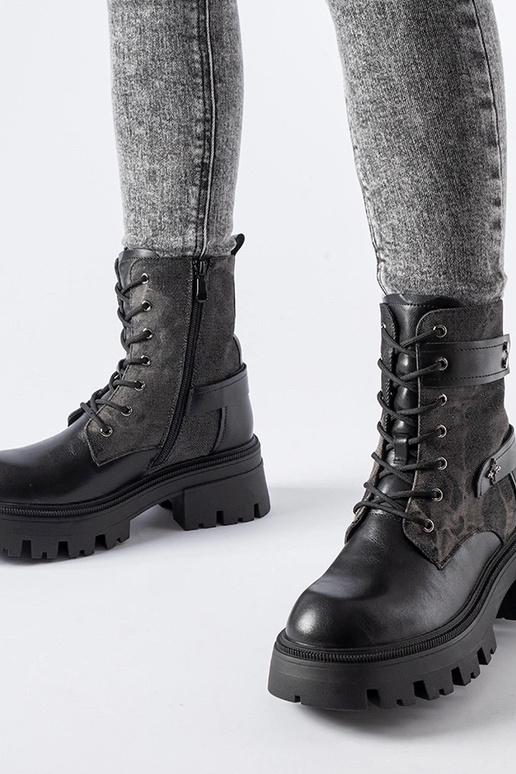 Czarne ocieplane trapery z... Czarne ocieplane trapery z...