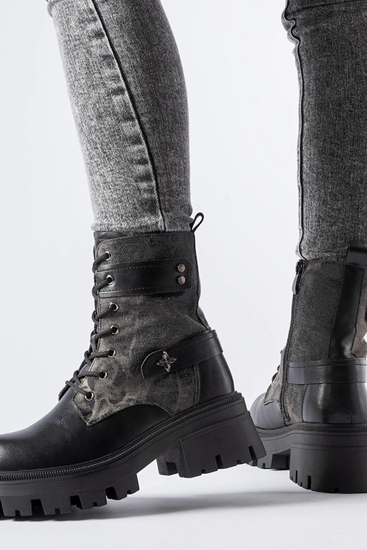 Czarne ocieplane trapery z... Czarne ocieplane trapery z...