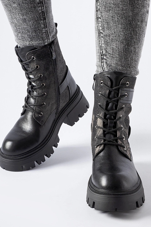 Czarne ocieplane trapery z... Czarne ocieplane trapery z...