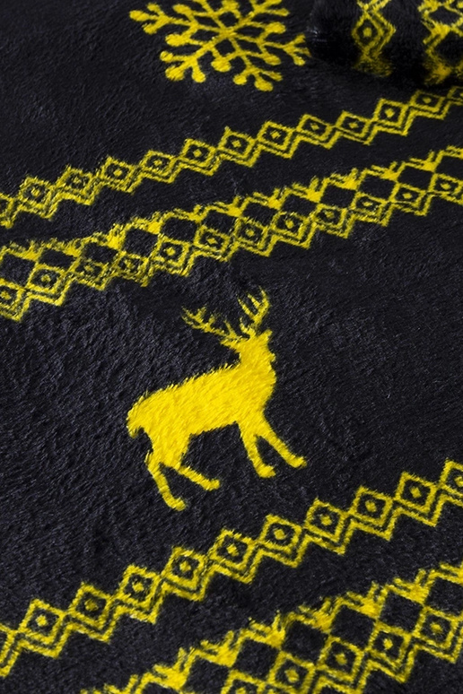 Czarny koc w żółte świąteczne wzory...