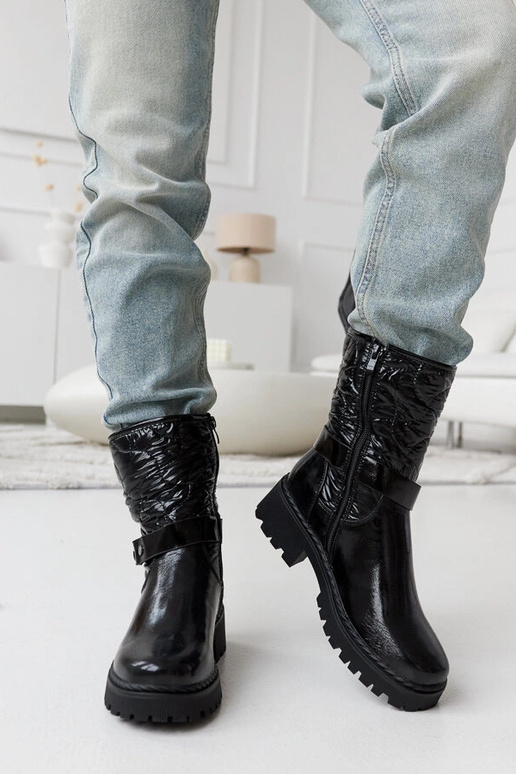 Czarne lakierowane buty z ozdobnym... Czarne lakierowane buty z ozdobnym...