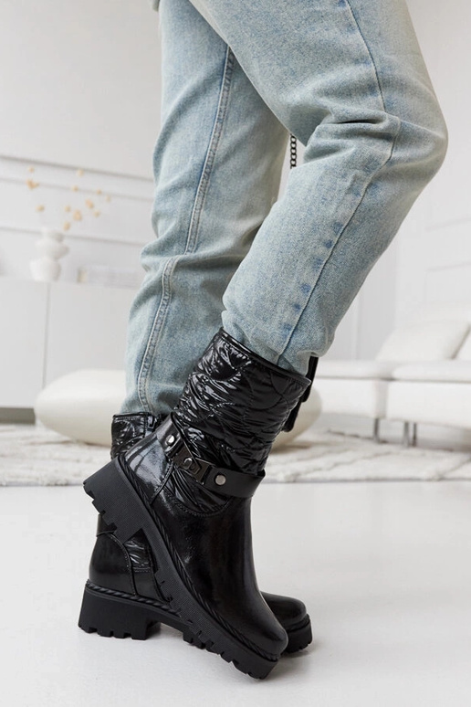 Czarne lakierowane buty z ozdobnym... Czarne lakierowane buty z ozdobnym...