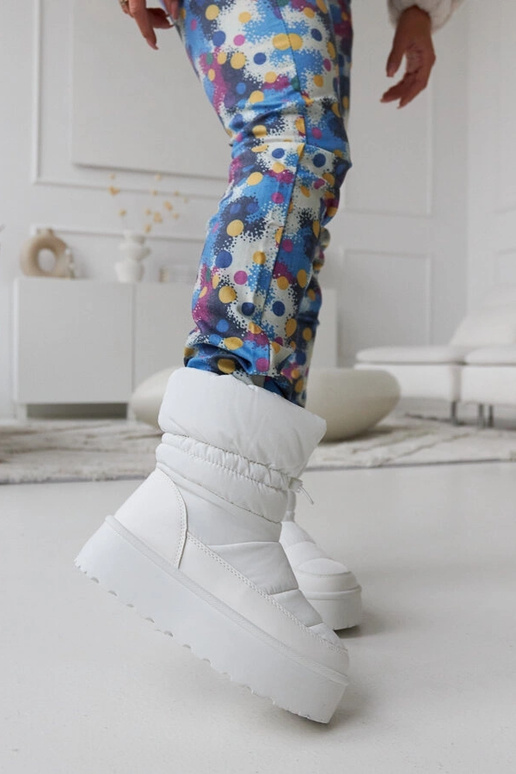 Białe ocieplane śniegowce na...