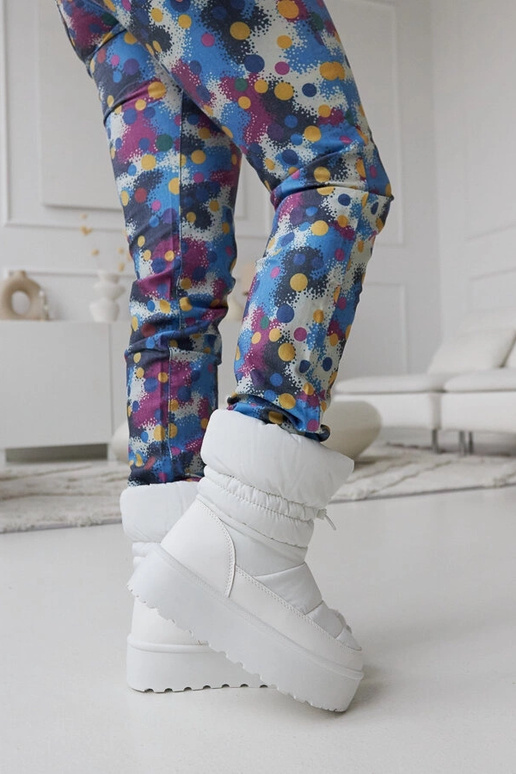 Białe ocieplane śniegowce na...