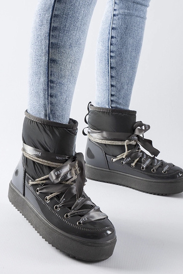 Szare lakierowane śniegowce...