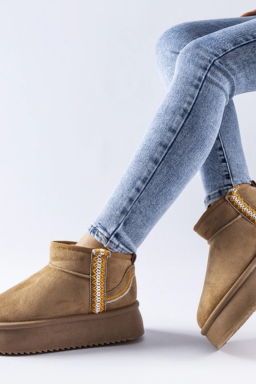 Ciemnobeżowe śniegowce na platformie...